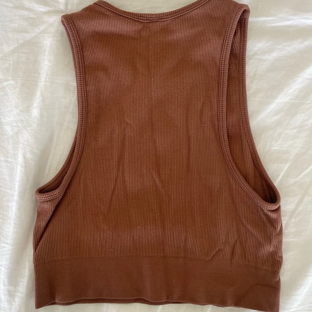 Aritzia | Babaton Ribbed Crop Tank Top - Black & Brown - Picture 4 of 8